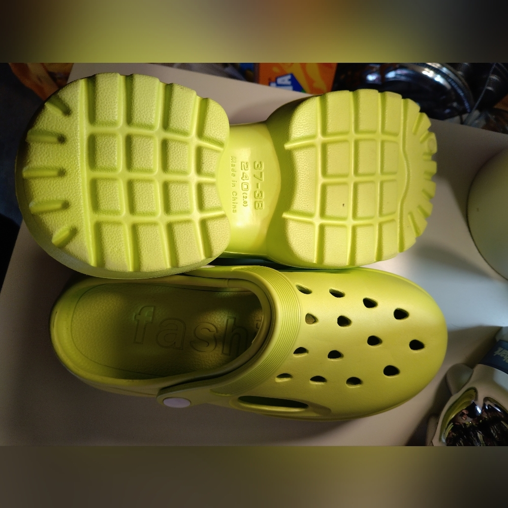 Kids Green Clogs - Picture 4 of 6